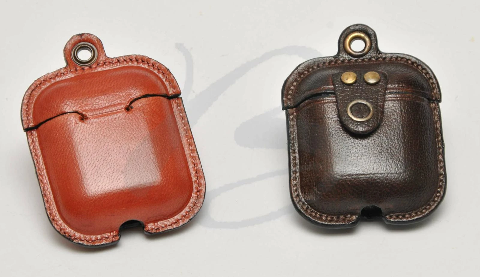 AIRPODS HOLDER IN GOAT LEATHER 5,5 X 7 CM IN VARIOUS COLOURS 