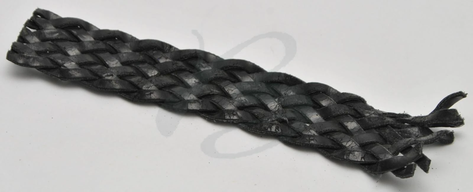 SYNTHETIC TAPE FLAT BRAIDED AVAILABLE IN VARIOUS SIZES AND I N VARIOUS COLORS UN