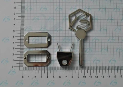 CHIUSURA OTTONE MM 45 C/LOGO "--" 3 PZ OCCH/PONTE/PERNO